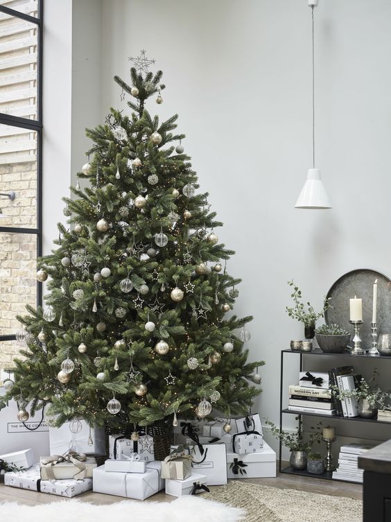 20 Gorgeous Christmas Tree Decoration Ideas - Modern Simple Tree