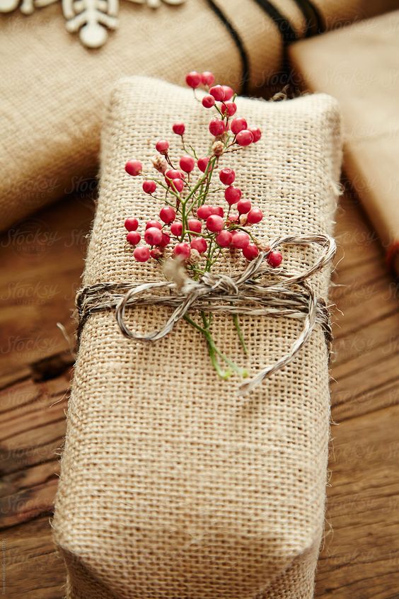 20 Creative Ways To Gift Wrap Your Presents This Christmas - Hessian Wrap Tied With Berries